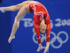 IM体育官网-黄喜灿抢七封神，威尔士奇迹夜，当足球与篮球的翻盘剧本交织