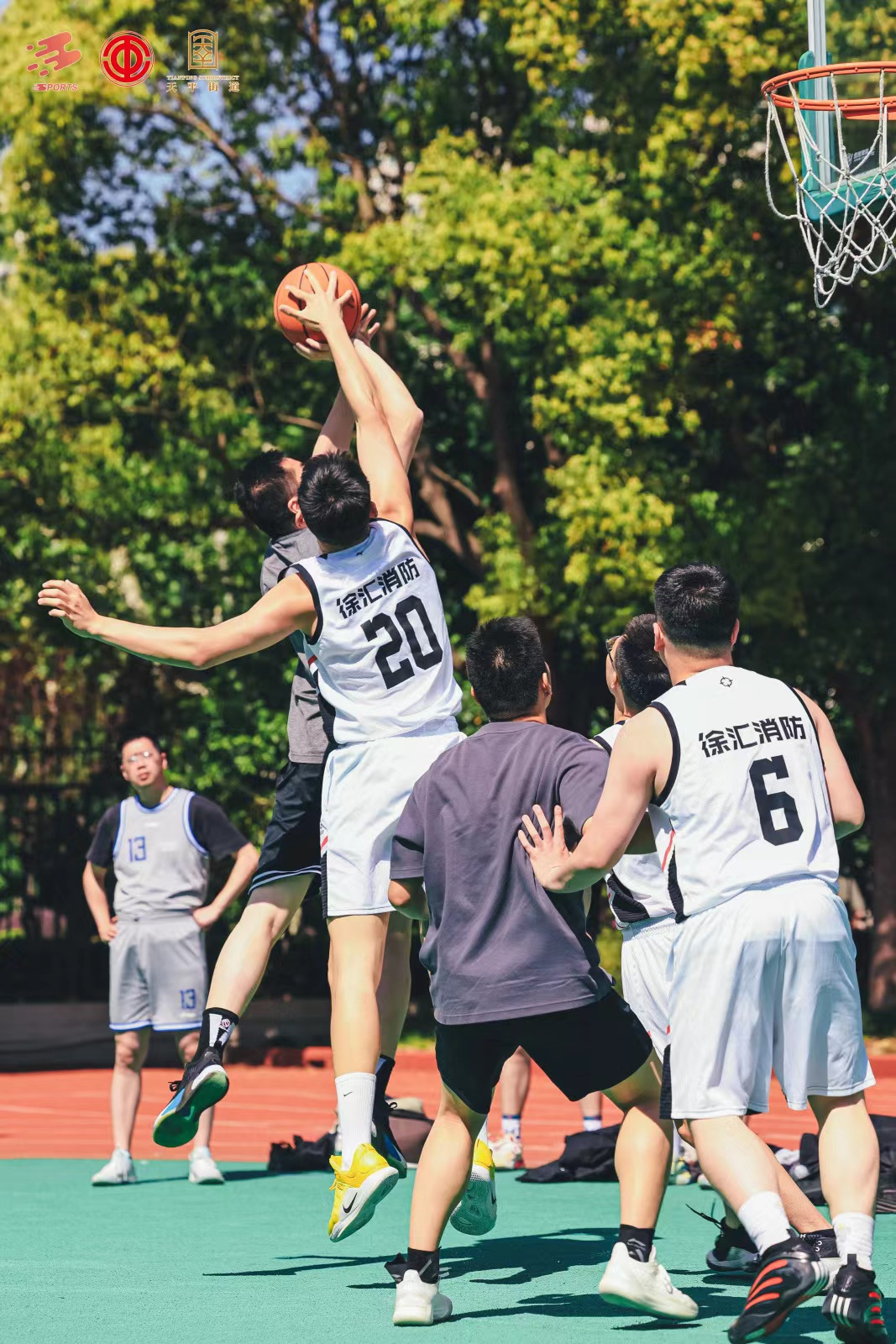 IM体育在线注册-职业篮球比赛团队间激烈角逐，球员全力以赴的简单介绍