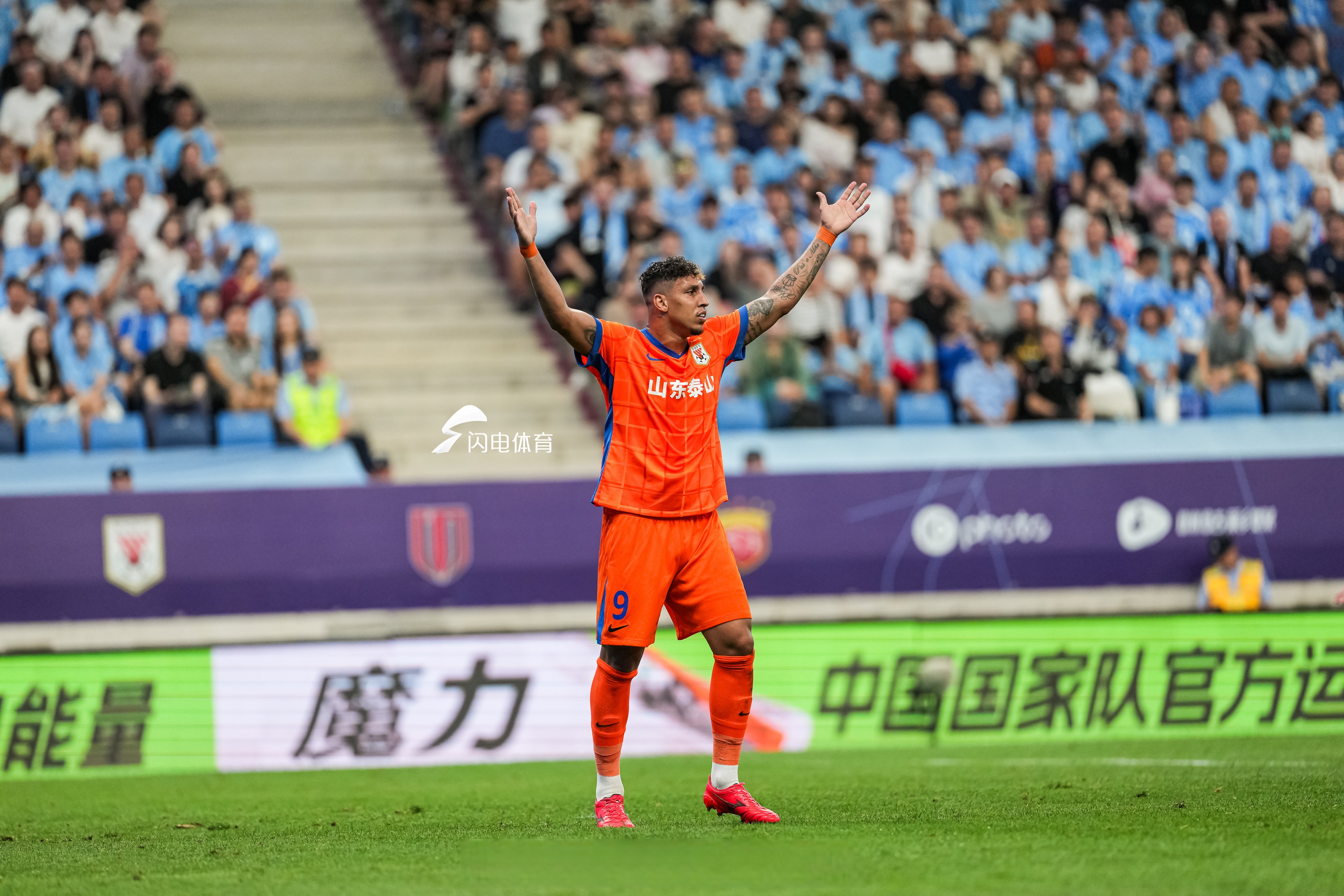 IM体育动画直播通道-防守铁闸受伤下场，球队失去重要支柱