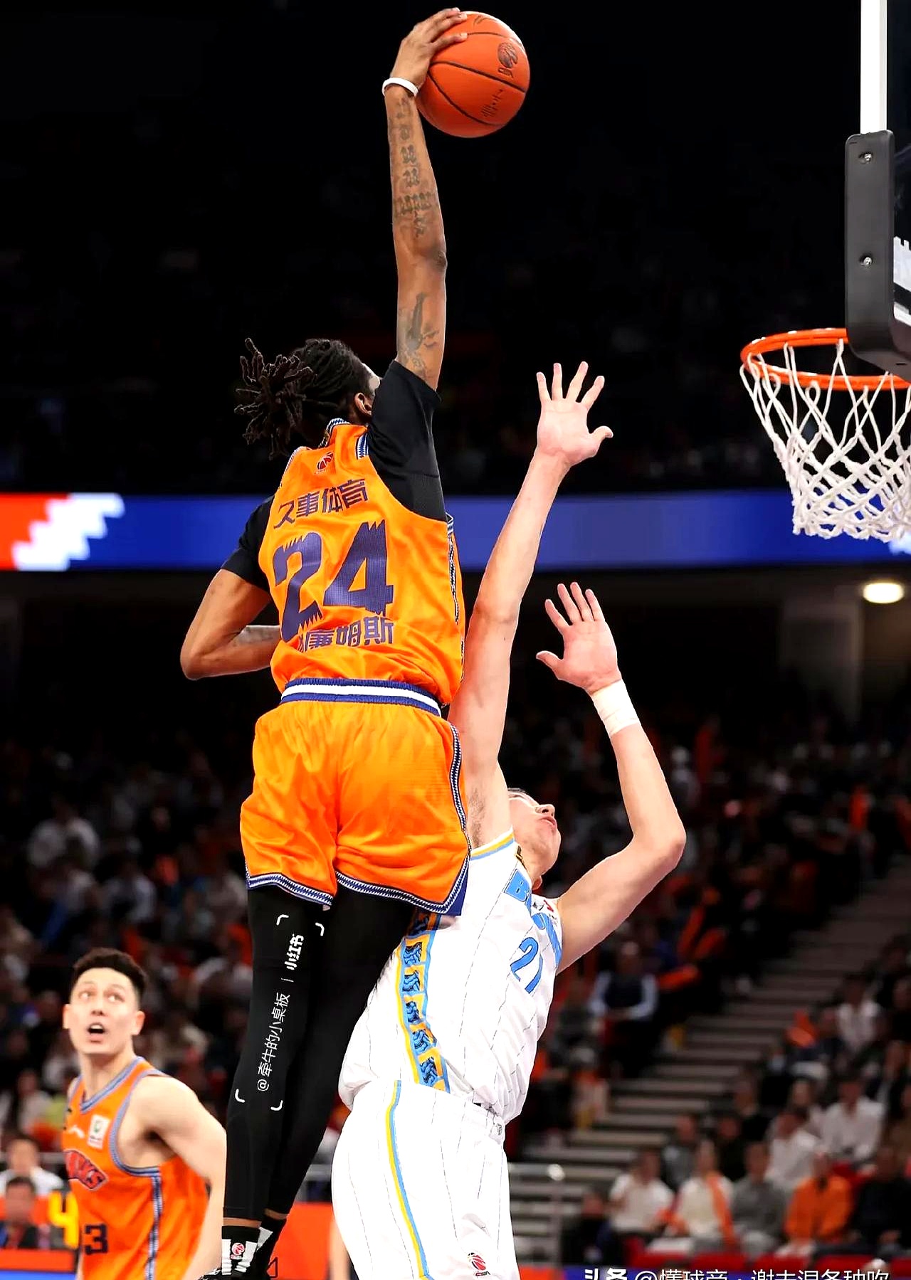 IM体育动画直播通道-防守铁闸受伤下场，球队失去重要支柱