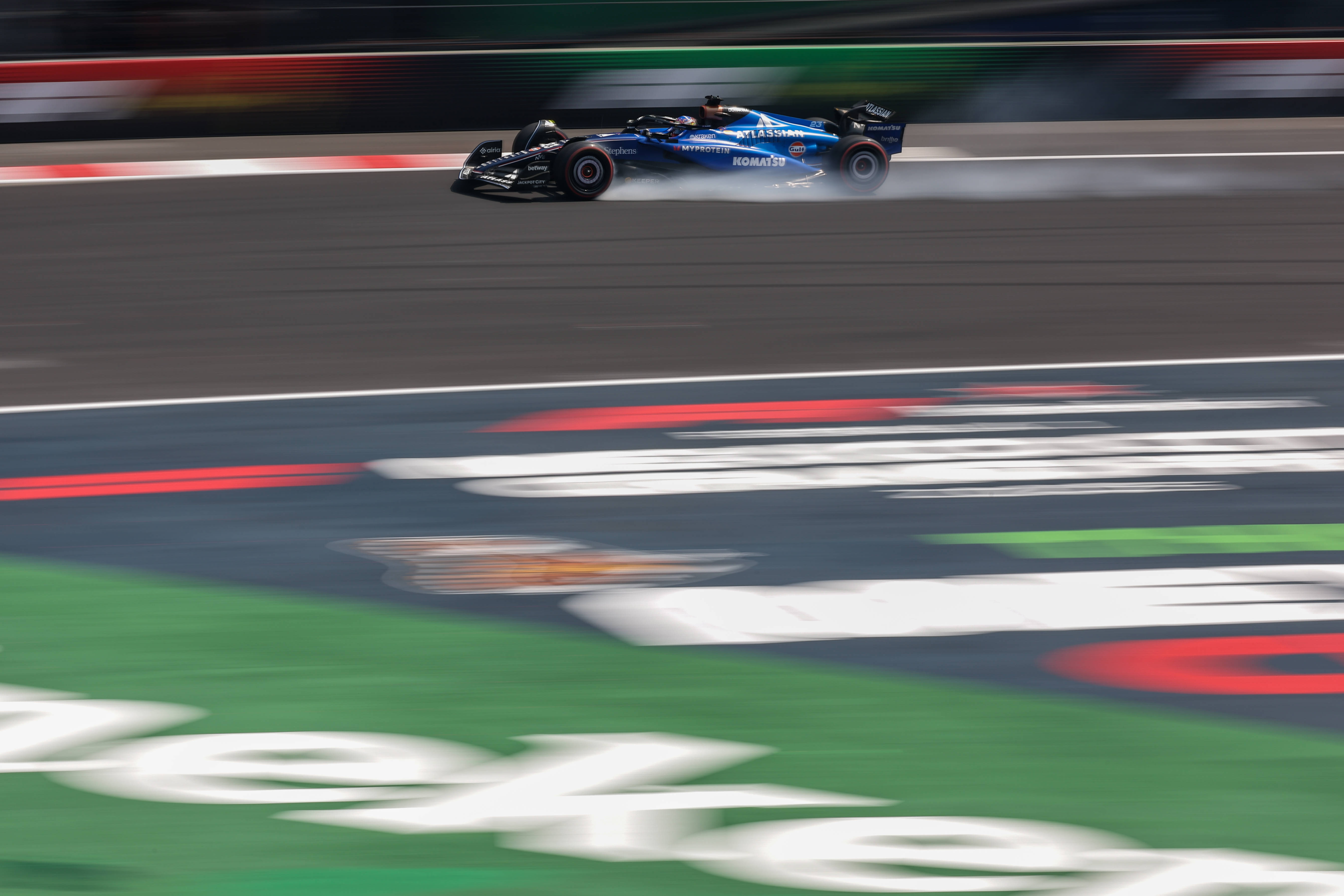 IM体育在线注册-红牛二队轻取索伯车队，塞恩斯刷新纪录的简单介绍