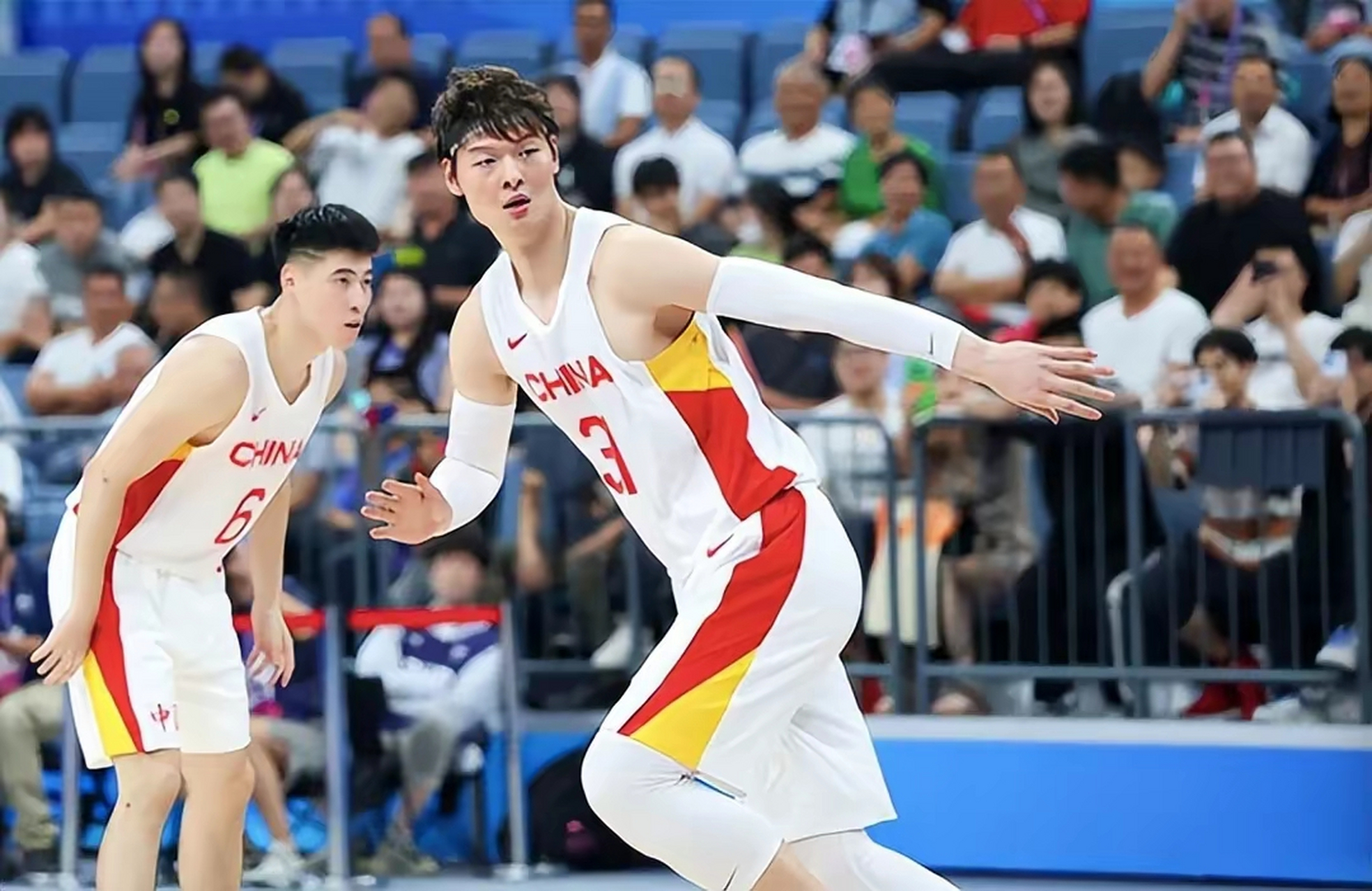 IM体育在线注册-篮网险胜勇士，王哲林点燃赛场