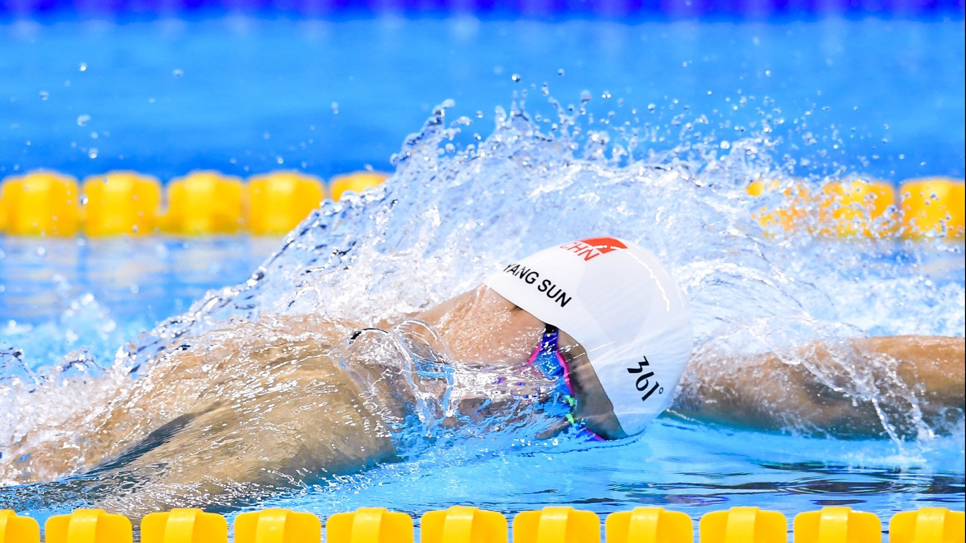 IM体育官方网-西甲国家德比之夜,拉文惊艳四座,当篮球巨星照亮足球圣殿